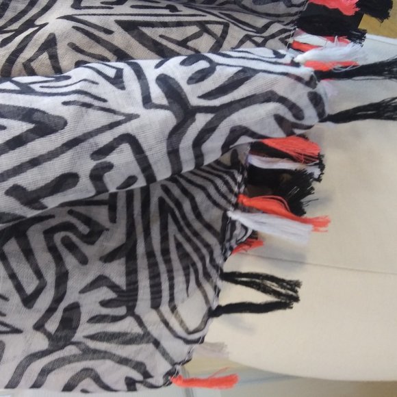 Abstract Black and White Oversized Scarf | New - Picture 2 of 6